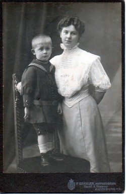Marie Hey et son fils Franz Bodo Hey vers 1908.