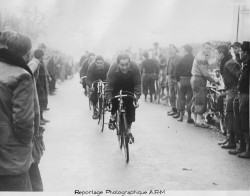 Raymond Cauchetier en tête d'une course de côte