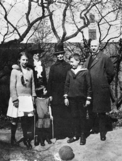 Dans le jardin du 7 Parkstrasse. Jours heureux. Vers 1925.