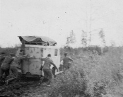 Photos prises en Ukraine datées de 1944 et confiées à mon père par un camarade. On voit F. de Beaulieu sur certaines d'entre elles.